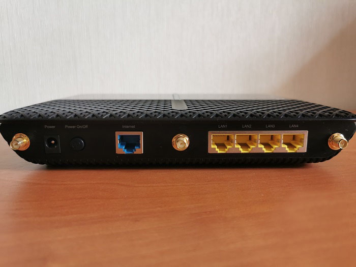 TP-Link-Arcer-C2300 Lots of ports and connectors