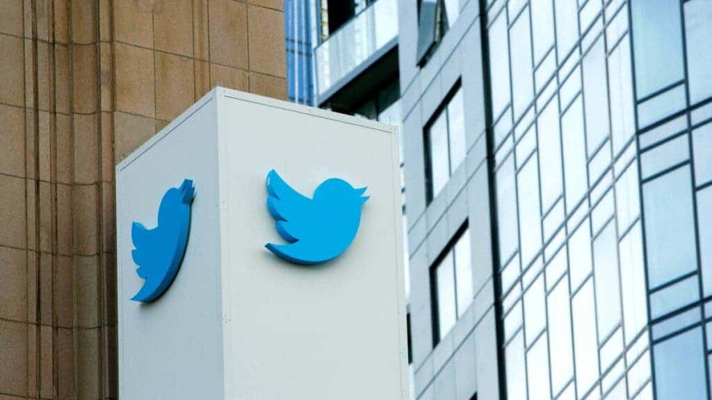 Twitter added the ability to log in using Google and Apple services